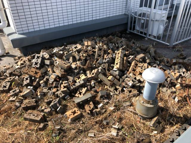 東京都江戸川区河内のマンション屋上植栽・残土撤去処分中の様子です。